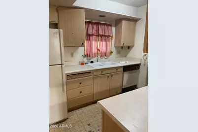 2301 E Laurel Lane, Phoenix, AZ 85028 - Photo 7