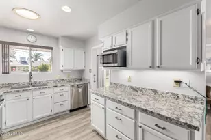 10637 W Augusta Dr, Sun City, AZ 85351 - Photo 11