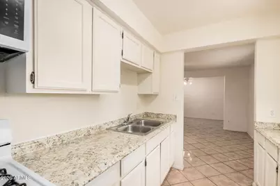 7937 W Pinchot Avenue, Phoenix, AZ 85033 - Photo 5