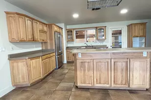 10410 N 37th Dr, Phoenix, AZ 85051 - Photo 3