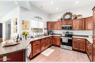 8018 W Beck Lane, Peoria, AZ 85382 - Photo 9