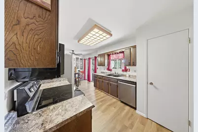 10008 W Bright Angel Circle, Sun City, AZ 85351 - Photo 11