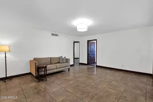 2818 E Calaveros Dr, Phoenix, AZ 85028 - Photo 21