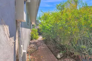 2818 E Calaveros Dr, Phoenix, AZ 85028 - Photo 33