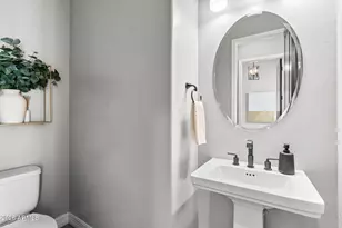 2948 E Crest Ln, Phoenix, AZ 85050 - Photo 27