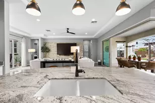 2948 E Crest Ln, Phoenix, AZ 85050 - Photo 11