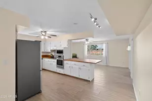 10802 W Cumberland Dr, Sun City, AZ 85351 - Photo 11