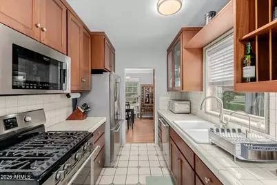 521 W Wilshire Drive, Phoenix, AZ 85003 - Photo 17