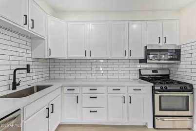 4936 W Highland Avenue W, Phoenix, AZ 85031 - Photo 11