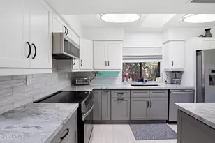 1015 E Becker Ln, Phoenix, AZ 85020 - Photo 9