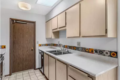 10737 W Santa Fe Drive, Sun City, AZ 85351 - Photo 11
