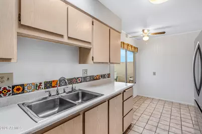 10737 W Santa Fe Drive, Sun City, AZ 85351 - Photo 9