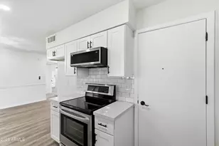 10528 W Saratoga Cir, Sun City, AZ 85351 - Photo 7