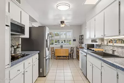 10520 W White Mountain Road, Sun City, AZ 85351 - Photo 11