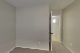 8123 W Hammond Ln, Phoenix, AZ 85043 - Photo 11