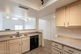 3401 N 37th St, Phoenix, AZ 85018 - Photo 13