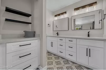 325 E Mitchell Drive, Phoenix, AZ 85012 - Photo 13