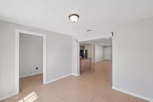 8137 W Trafalgar Ave, Phoenix, AZ 85033 - Photo 11