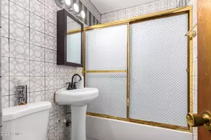 2825 N 33rd Pl, Phoenix, AZ 85008 - Photo 17