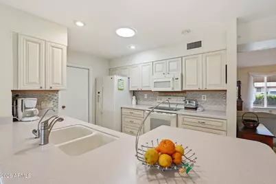 9407 W Glen Oaks Circle, Sun City, AZ 85351 - Photo 7