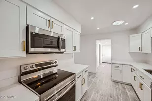 12021 N Riviera Ct, Sun City, AZ 85351 - Photo 9