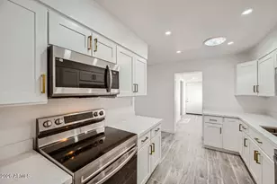 12021 N Riviera Ct, Sun City, AZ 85351 - Photo 9