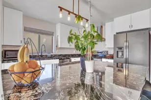 11480 W Austin Thomas Dr, Surprise, AZ 85378 - Photo 9