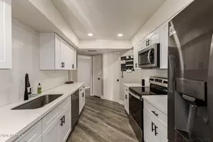10634 W Hutton Dr, Sun City, AZ 85351 - Photo 11