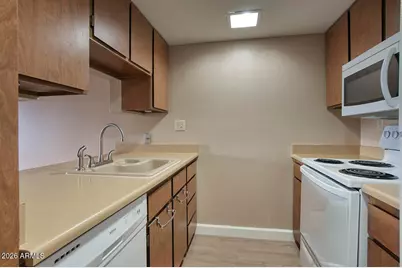3033 E Devonshire Avenue #Unit 3032, Phoenix, AZ 85016 - Photo 3