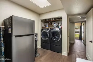 312 E Brook Hollow Dr, Phoenix, AZ 85022 - Photo 25