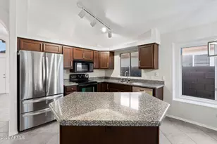 523 W Kelton Ln, Phoenix, AZ 85023 - Photo 9