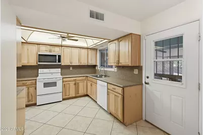 9710 W Hawthorn Court, Sun City, AZ 85351 - Photo 17