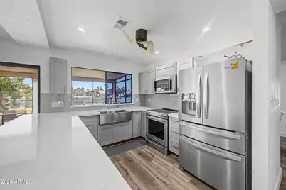 125 S Lakeview Boulevard, Chandler, AZ 85225 - Photo 5