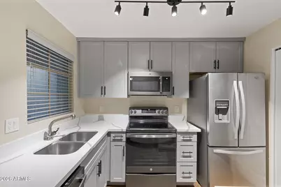 1880 E Morten Avenue #102, Phoenix, AZ 85020 - Photo 1