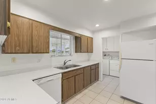 10435 W Camelot Cir, Sun City, AZ 85351 - Photo 9