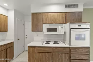 10435 W Camelot Cir, Sun City, AZ 85351 - Photo 11