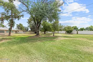 10801 W Caron Dr, Sun City, AZ 85351 - Photo 27