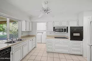 9710 W Shasta Dr, Sun City, AZ 85351 - Photo 11