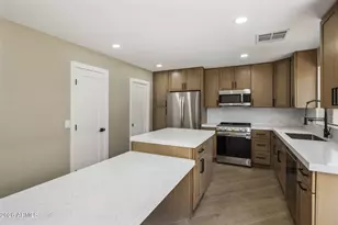 4052 E Abraham Ln, Phoenix, AZ 85050 - Photo 11