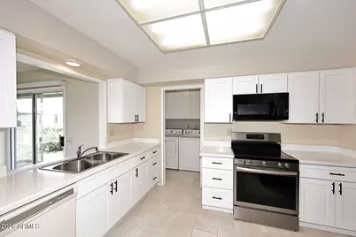 10010 W Sandstone Drive, Sun City, AZ 85351 - Photo 11