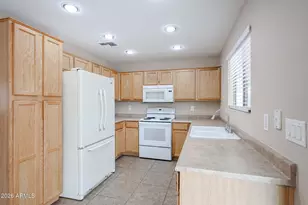 17545 W Watson Ln, Surprise, AZ 85388 - Photo 5
