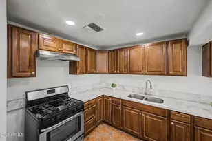 2031 N 37th Dr, Phoenix, AZ 85009 - Photo 11