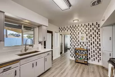 8115 E Edgemont Avenue, Scottsdale, AZ 85257 - Photo 11