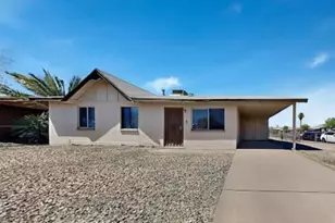 6118 W Hollyhock Dr, Phoenix, AZ 85033 - Photo 1