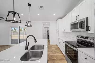 428 E Desert Drive, Phoenix, AZ 85042 - Photo 11