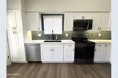 5725 N 68th Avenue, Glendale, AZ 85303 - Photo 7