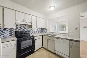 9822 N 47th Dr, Glendale, AZ 85302 - Photo 7