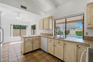 10520 N 78th Pl, Scottsdale, AZ 85258 - Photo 9