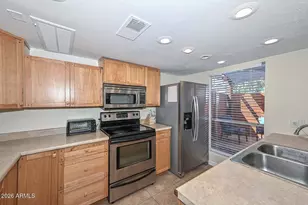 202 E Betty Elyse Ln, Phoenix, AZ 85022 - Photo 5