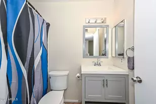 202 E Betty Elyse Ln, Phoenix, AZ 85022 - Photo 17